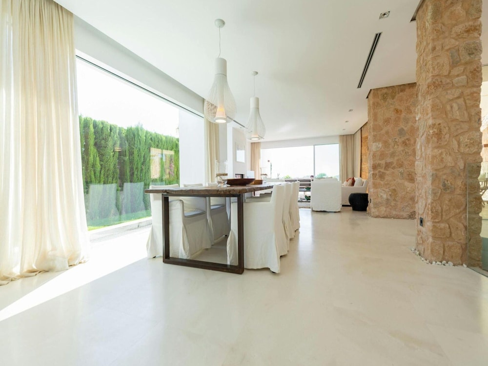 Stunning Villa With Modern Appliances