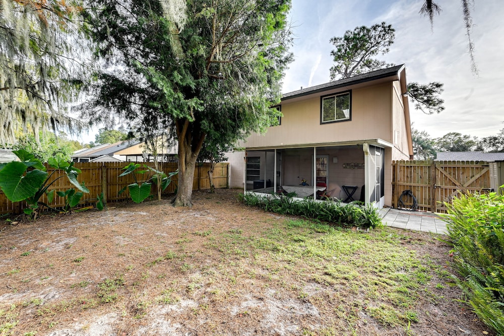 Tampa Townhome w/ Lake Access & Workspace!