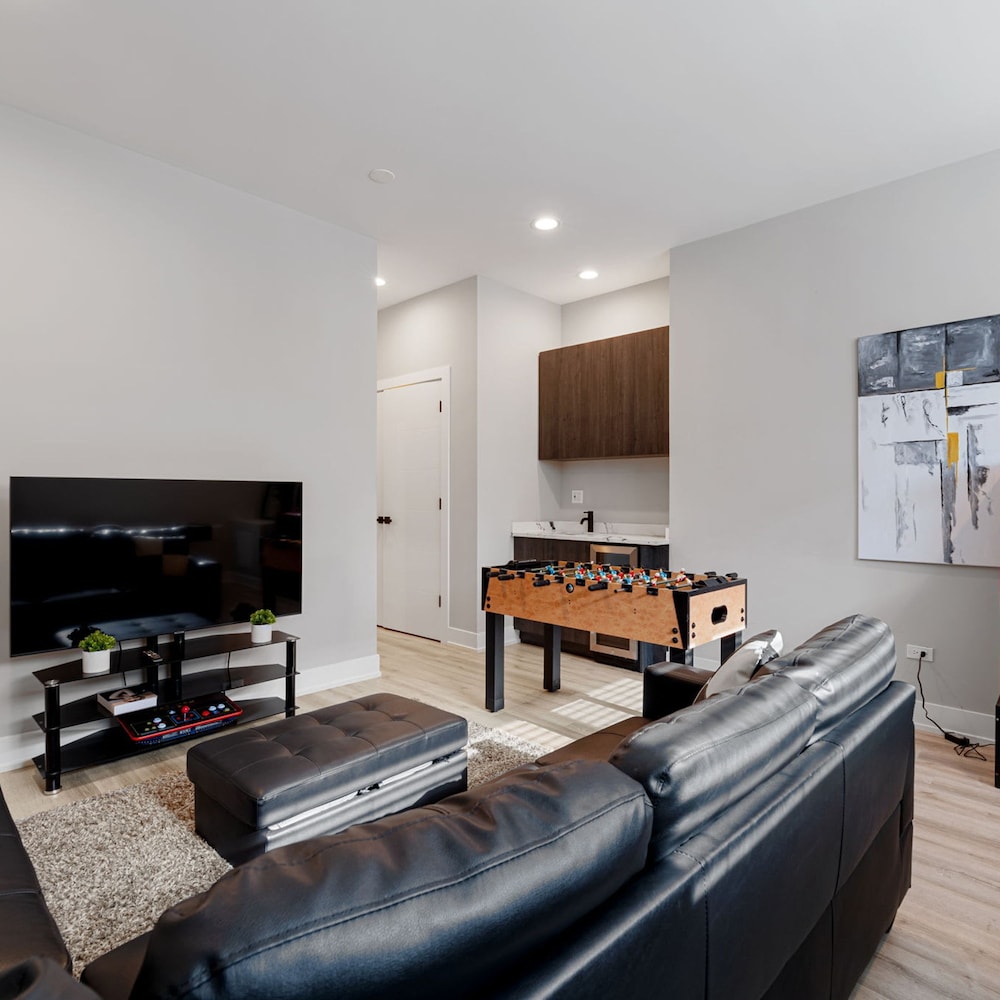 Magnificent NEW Home w 8 Beds Free Parking