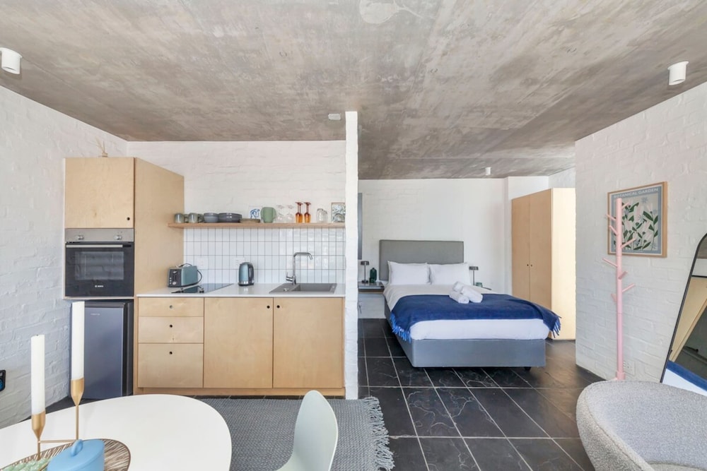 Seaside Studio Apartment, 9 Mins to Queens Beach! view 5