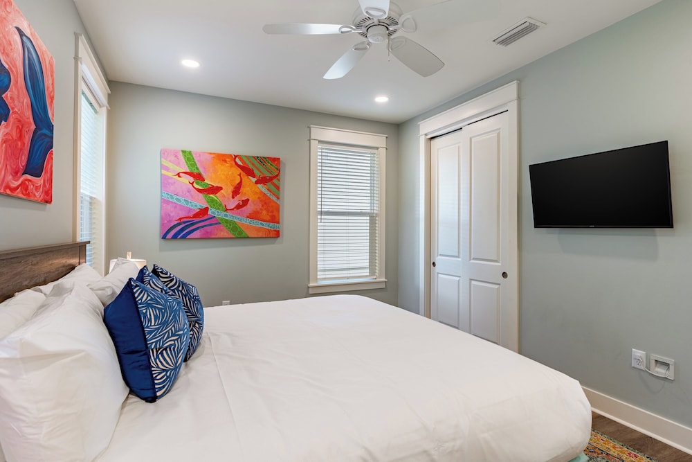 Gulf Coast Gem by Avantstay 3 Blocks to Beach & Town Plaza Community Pool view 2