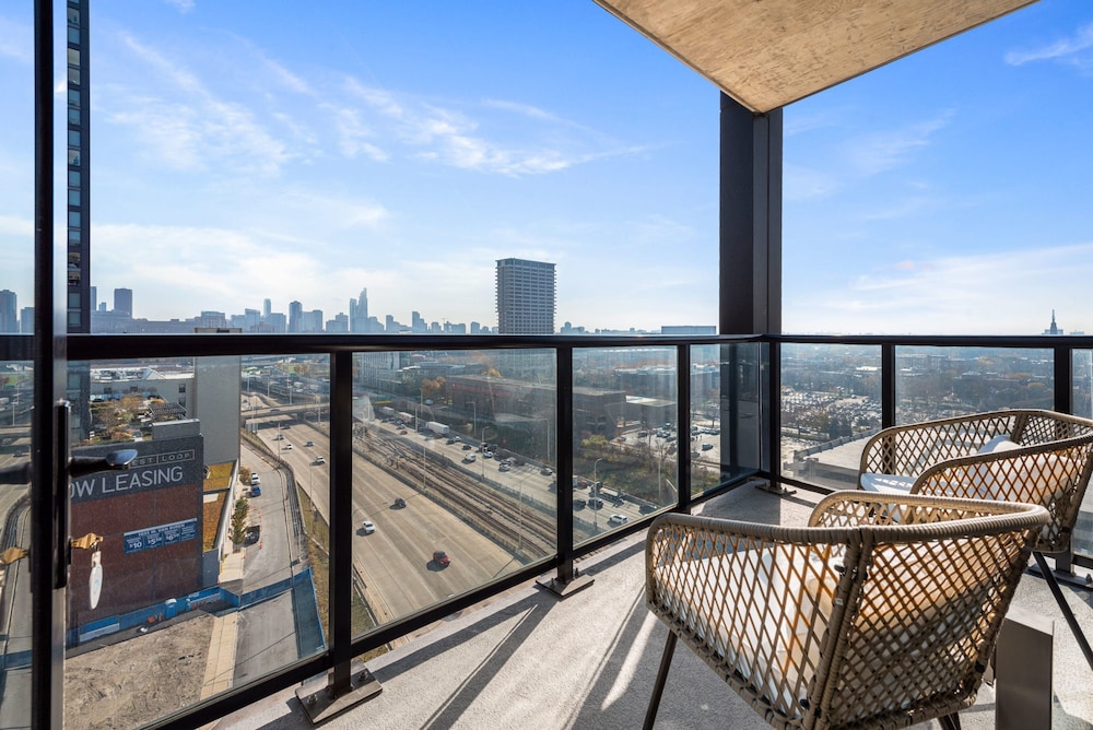 West Loop Oasis Walk to Dining Private Balcony