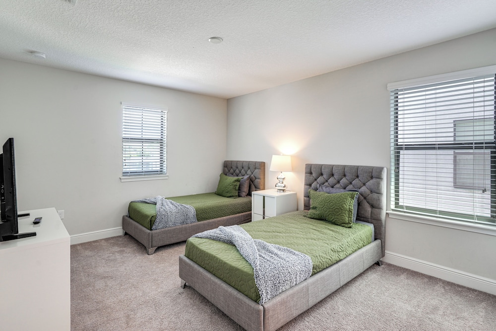 Near Disney & Legoland: Spacious Poolside Oasis!