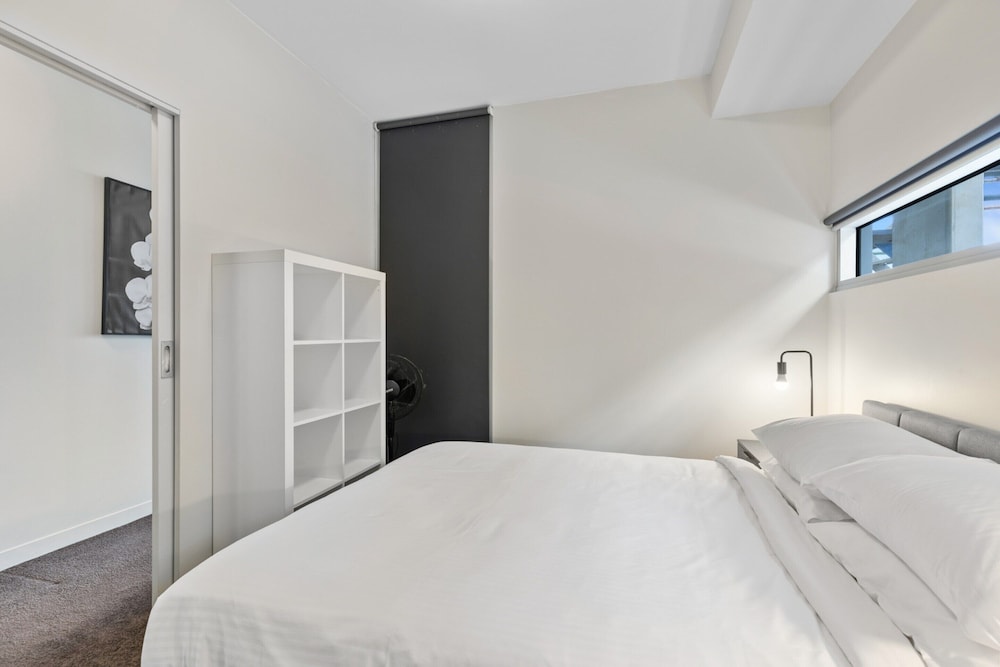 Fitzroy North 1-bed With Balcony by Edinburgh Park