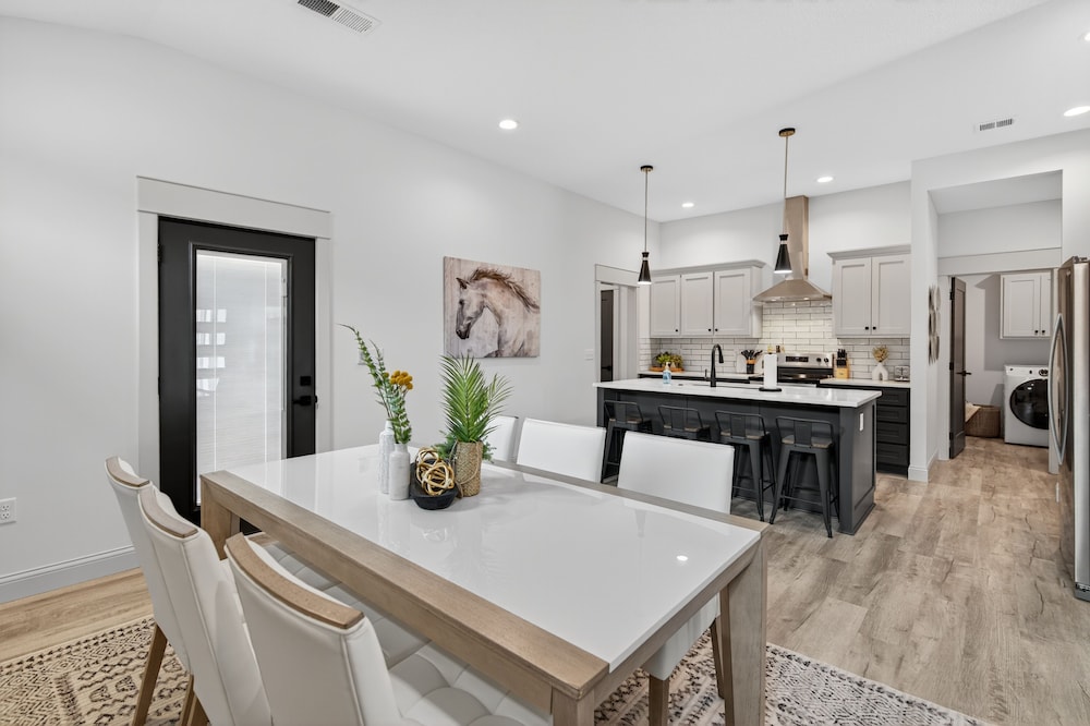 Plush & Roomy - Perfect For All Ages Near Ku & Kc 3 Bedroom Duplex