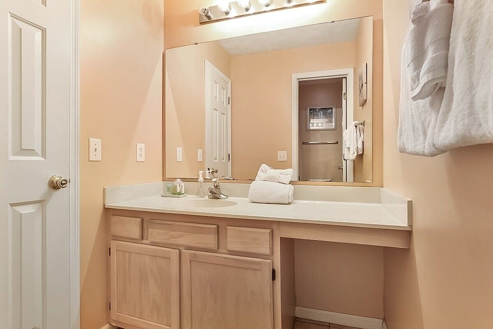 River Oaks 33f 2 Bedroom Condo