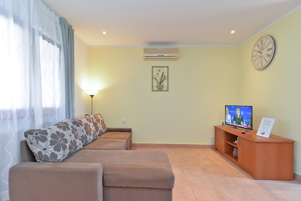 Apartment 669 view 3