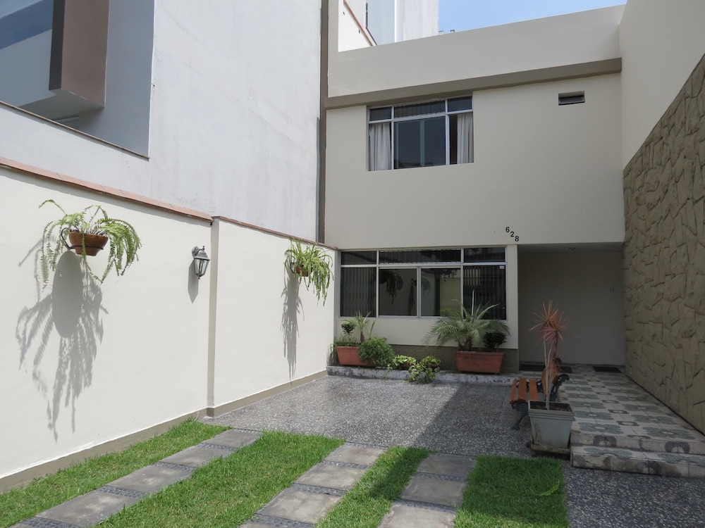 Miraflores Inn