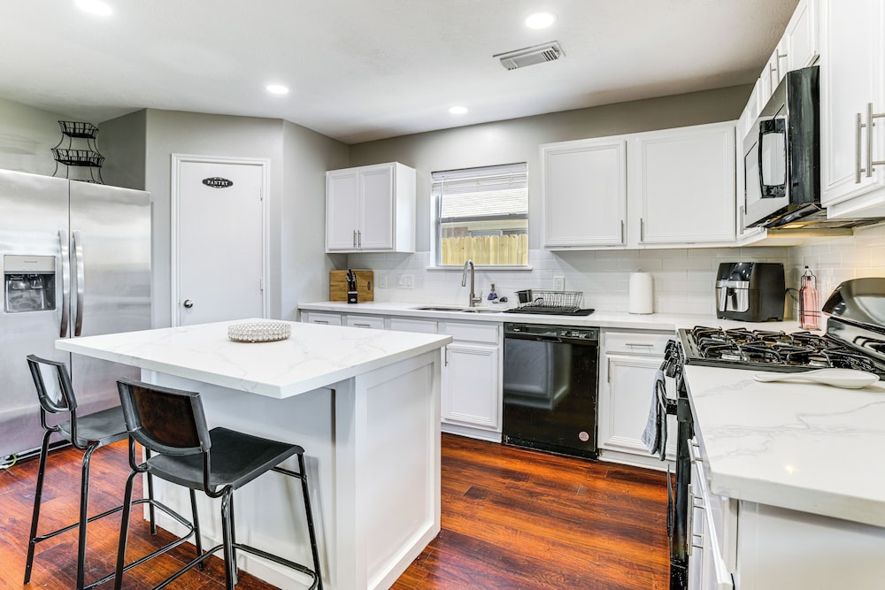 Solar-powered Home w/ & Game Room & Gym in Houston
