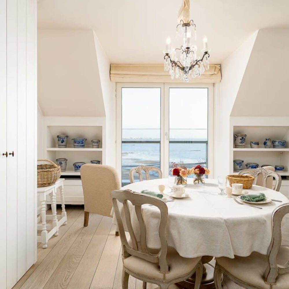 Stunning Penthouse With Free Parking and sea View