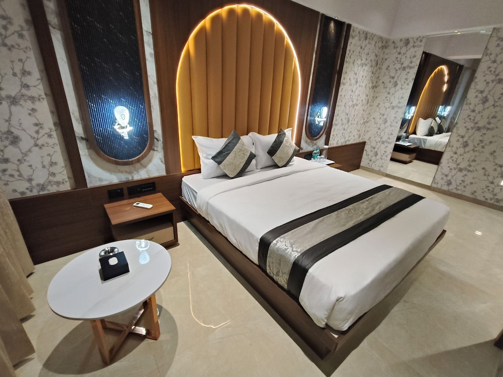 Hotel Saffron Grand Thane