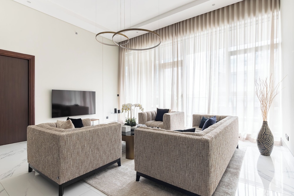 SIMPLY COMFORT Urban Chic Suites in J One Tower City & Canal Views