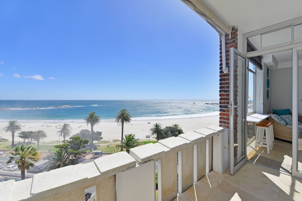 Top-floor 2-bed Beachfront Sunny Camps Bay Views
