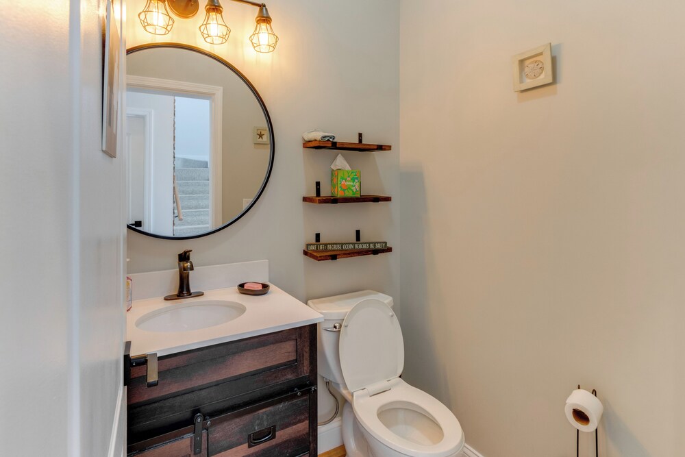 Steps to Buckeye Lake: Family-friendly Home