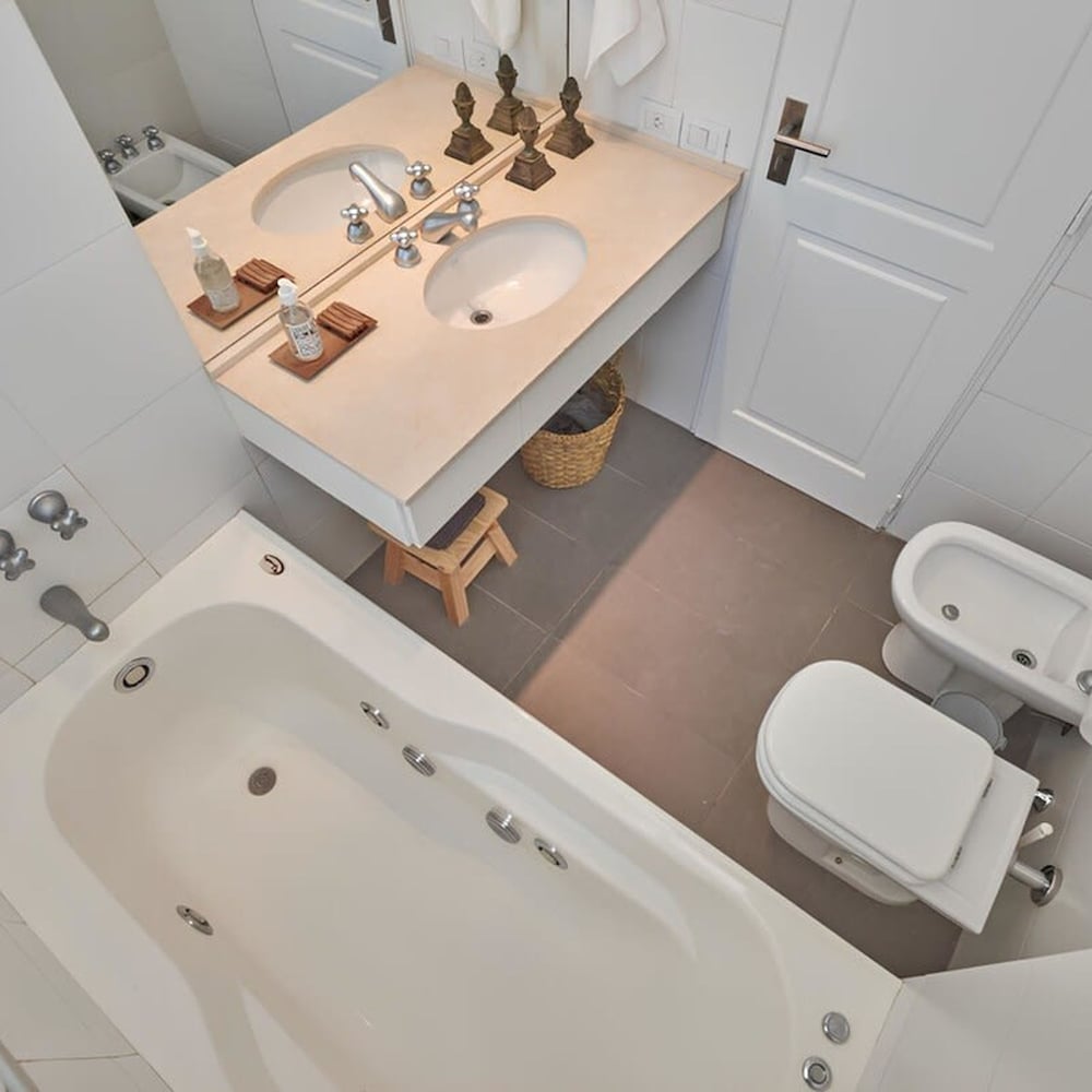 Torre Montagna I Stylish 1BR With Balcony in Nu ez