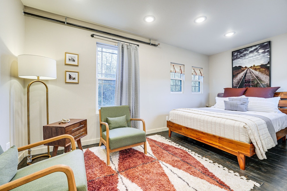 Historic Hollister Home: Shop, Dine & Drink Nearby