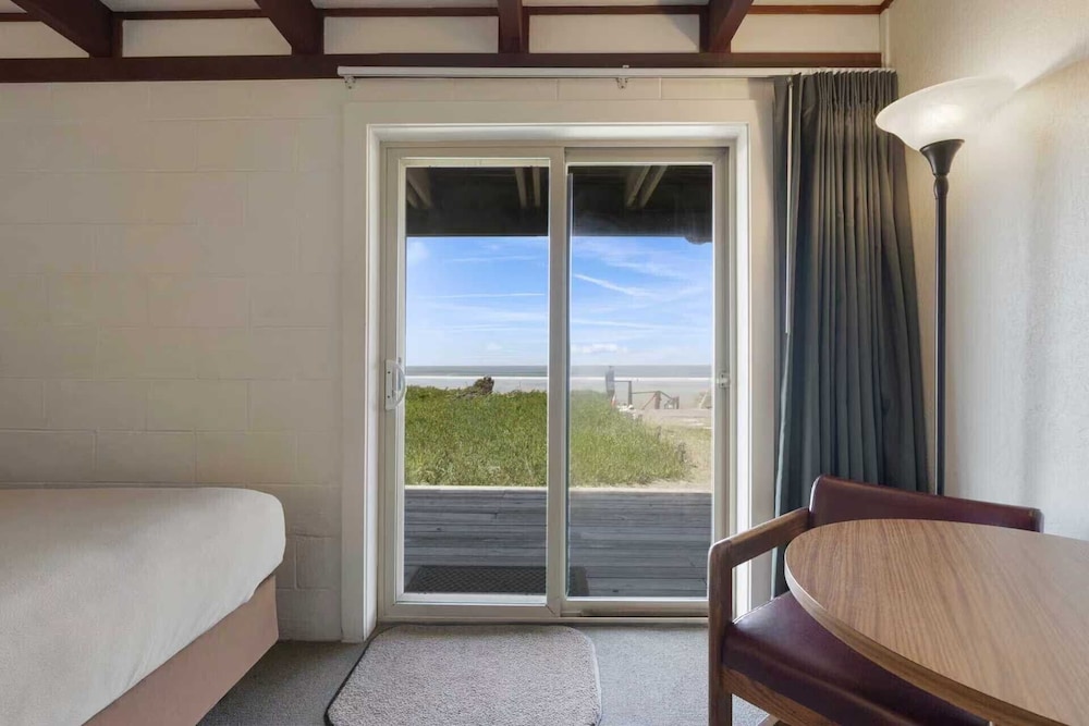 Crescent Beach Motel