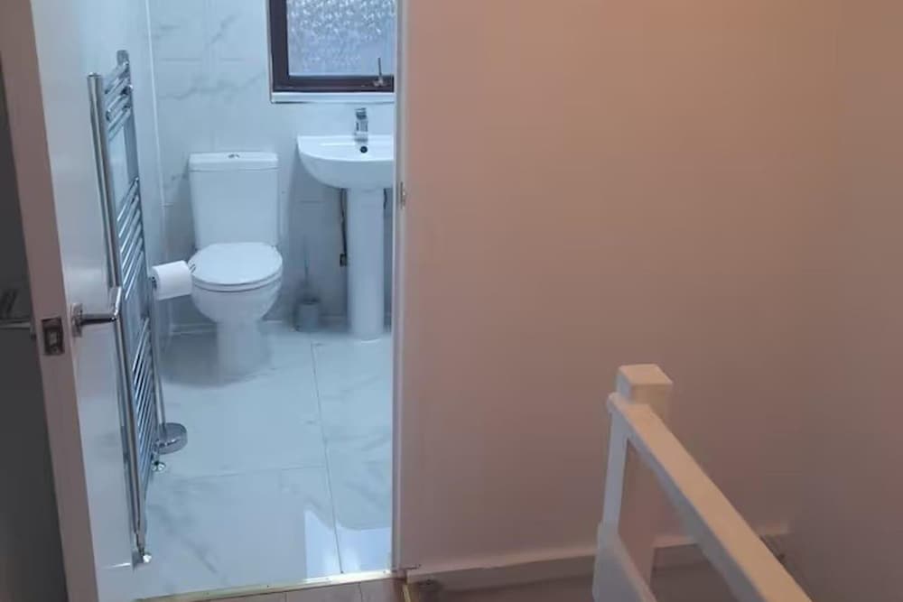 Family- Near Lcy Airport- Sleeps 6- Parking- Wi-fi