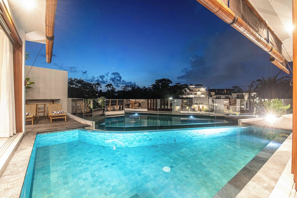 Luxury 5-bedroom Canggu Beach Villa With Scenic Ri