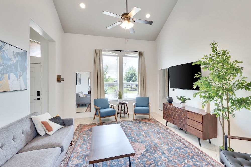 Luxury 4BR 2 5BA Home EV Charger Pool Access