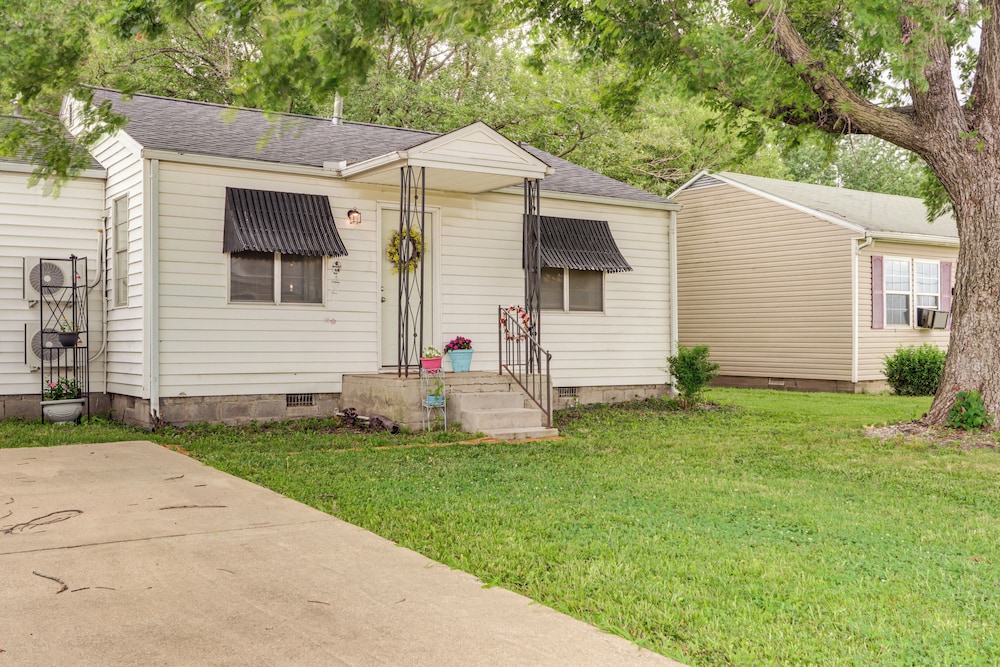 1 Mi to Main St Joplin: Cozy Home w/ Shared Yard!
