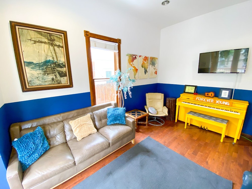International Travelers House Hostel \- Downtown San Diego Little Italy.