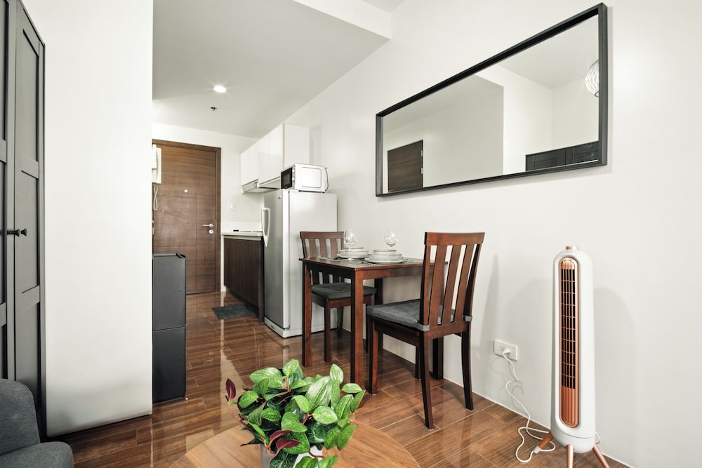 Room-sleek Studio With City Views on the