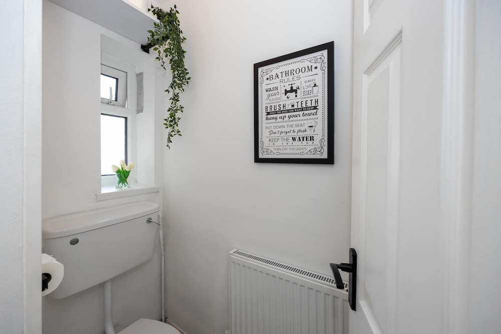 Spacious Apartment Near MCR Airport