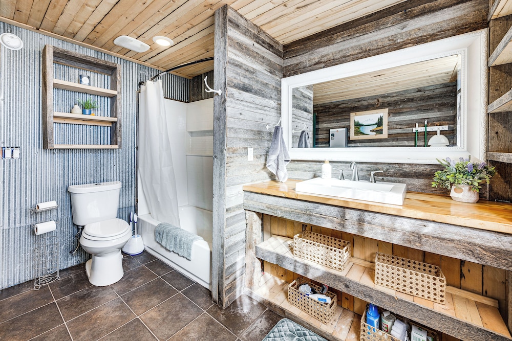 Rustic Cabin in Peyton Near Hiking Trails!