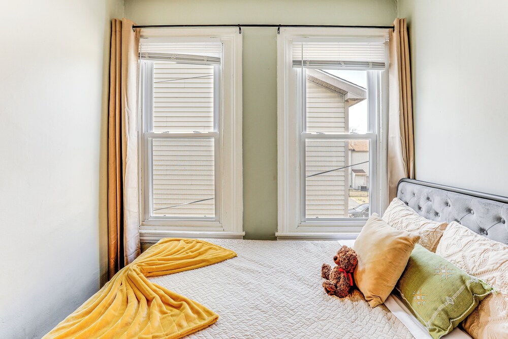 1 Mi to Philadelphia Zoo: Convenient Townhome!