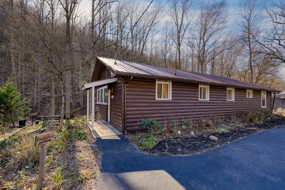 Creekside Haven Gatlinburg Escape by a Bubbling Creek Near Top Attractions