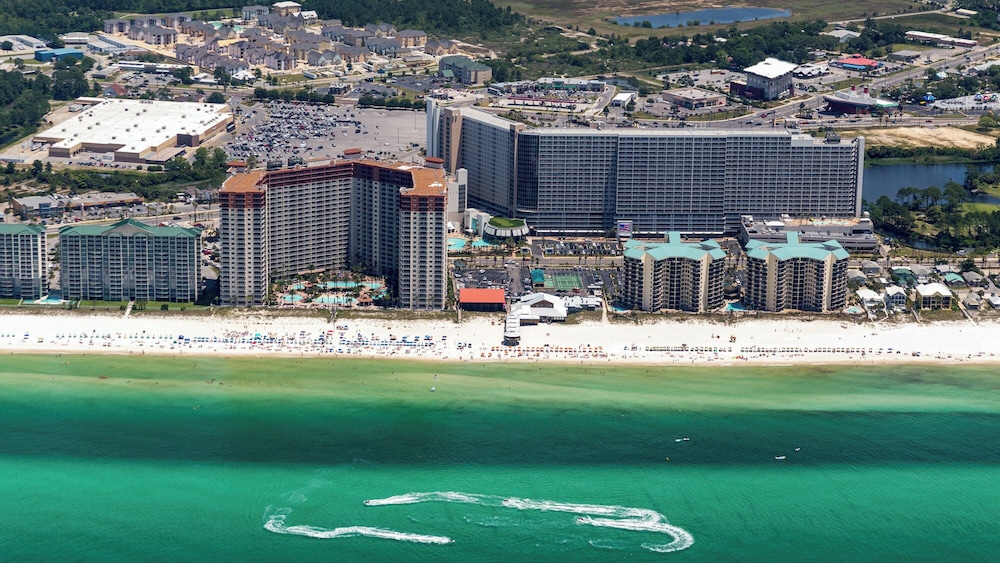 Beachfront Corner Unit w/ Wrap-around Balcony, Close to Attractions!