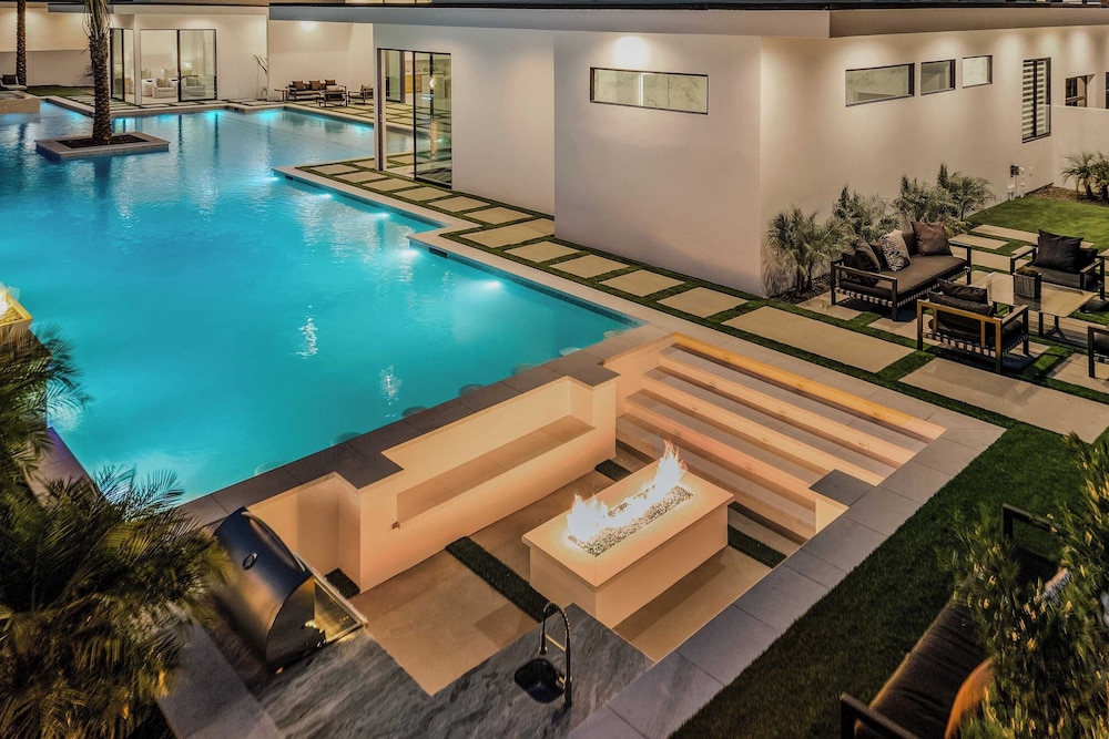 Sleeps 31 2 Luxury Villas w/ Pool + Spa, Putting Green Bravo by Avantstay