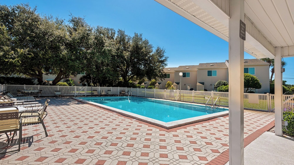 Beachside Retreat With Pools & Local Dining + Free Attraction Tickets!