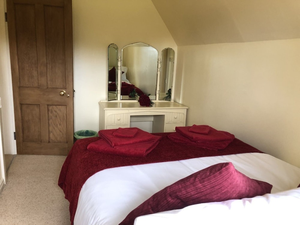 Beautiful 3 Bedroomed Cotswolds Farmhouse view 4
