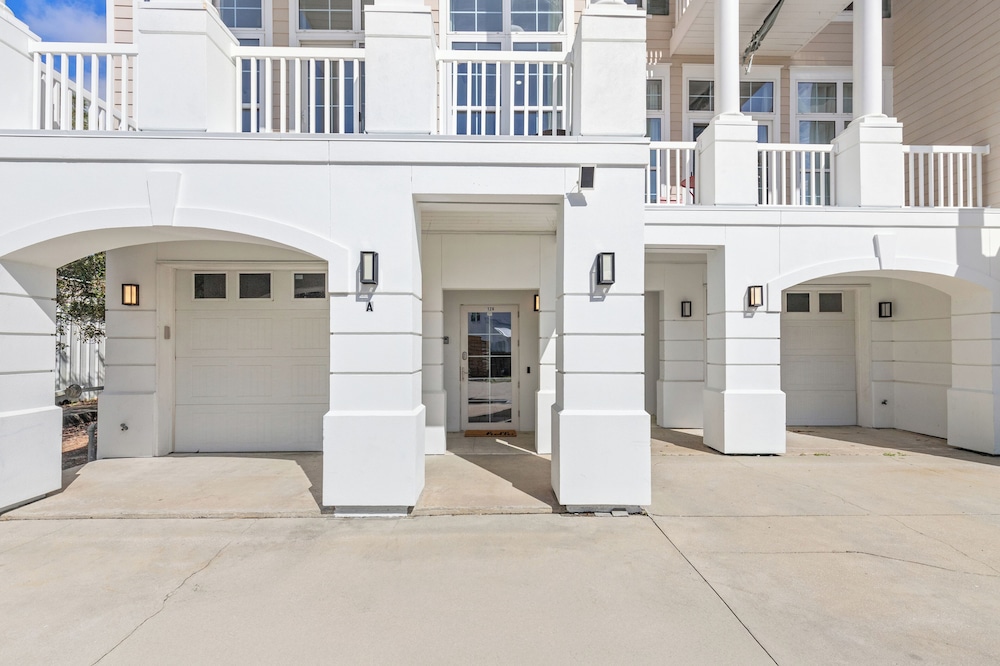 Sailors Cove: 5-bedroom, 4.5 Baths, Sleeps 12! Steps Away From the Beach!