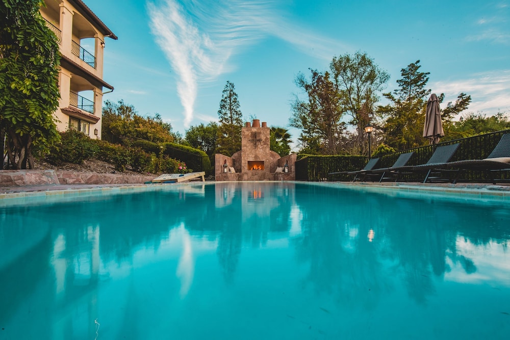 De Luz by Avantstay 5 Acre Estate w Lake Pool Hot Tub