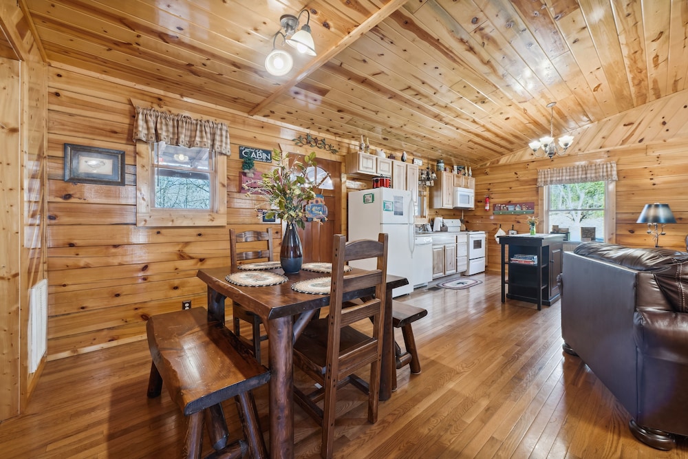 Wildberry Retreat 1 Bedroom Cabin by RedAwning view 3