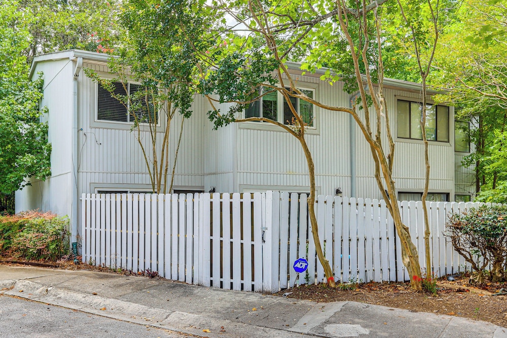 Steps to Park: Dog-friendly Condo in Conyers!