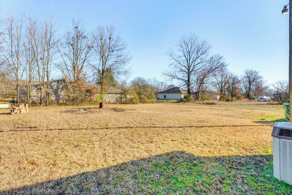 3 Mi to Lake Saracen: Pine Bluff Home w/ Grill!