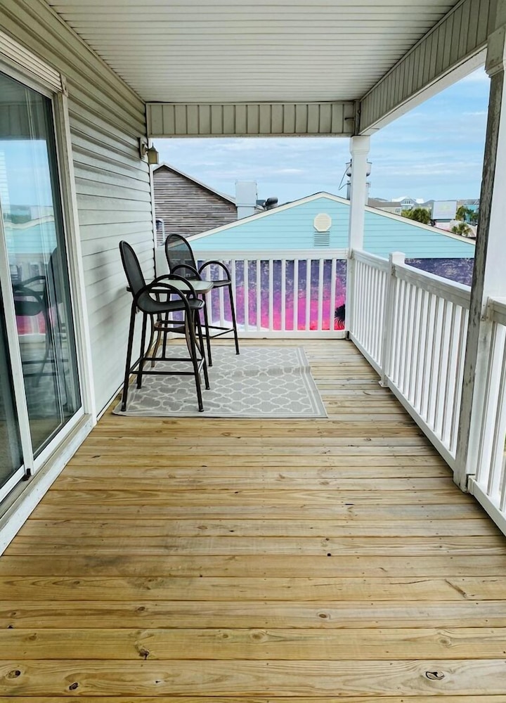 Pierview 5 Bedroom Home by RedAwning
