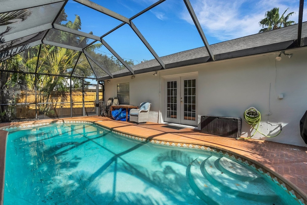 Welcome To Paradise - A Weekly Beach Rental 3 Bedroom Home by RedAwning - Image 1