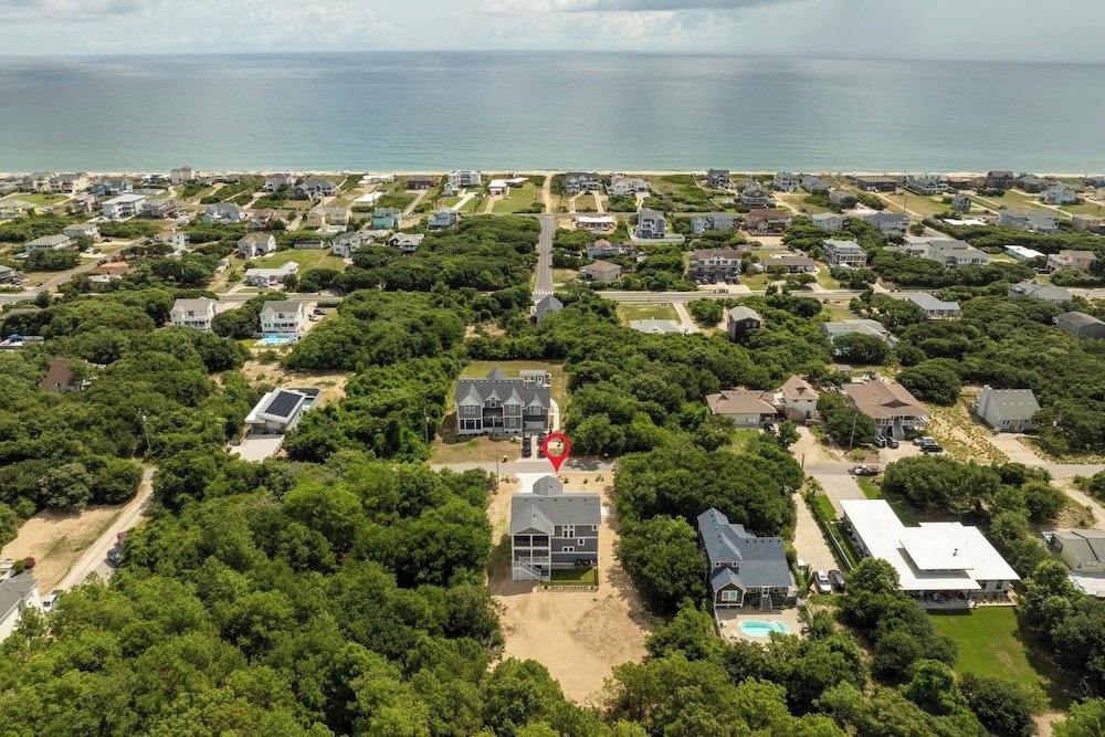 Walk to Beach: Southern Shores Retreat w/ Hot Tub
