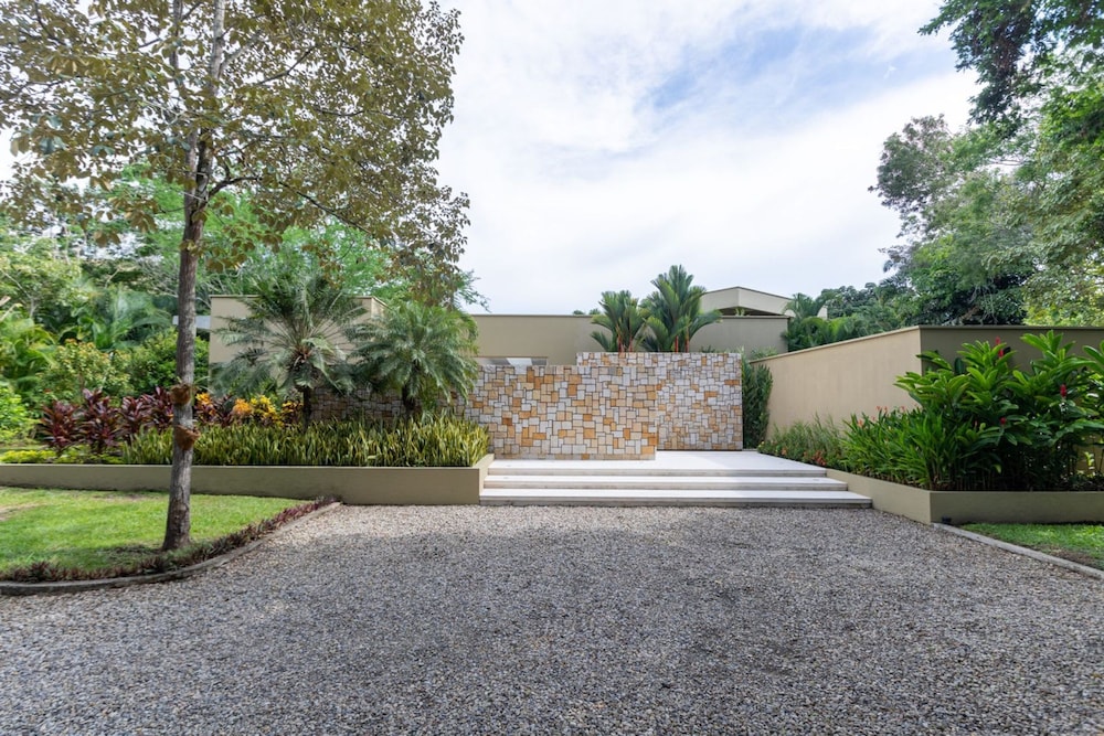 w Glowing 4BR Villa w Pool at Mesa de Yeguas