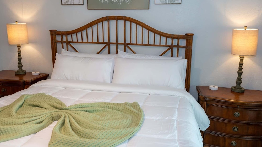 Sleeps 10 Direct Beach Heated Pool 3 Bedroom Apts