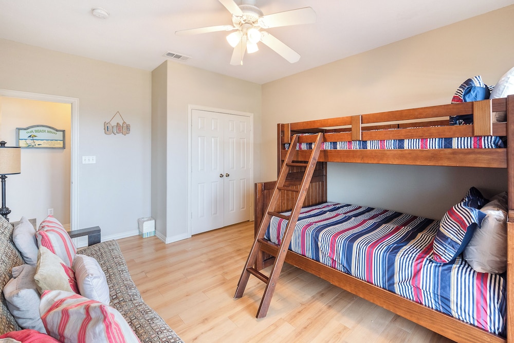 Beach Front Baby Ocean Views, Golf Cart & Pet Friendly!
