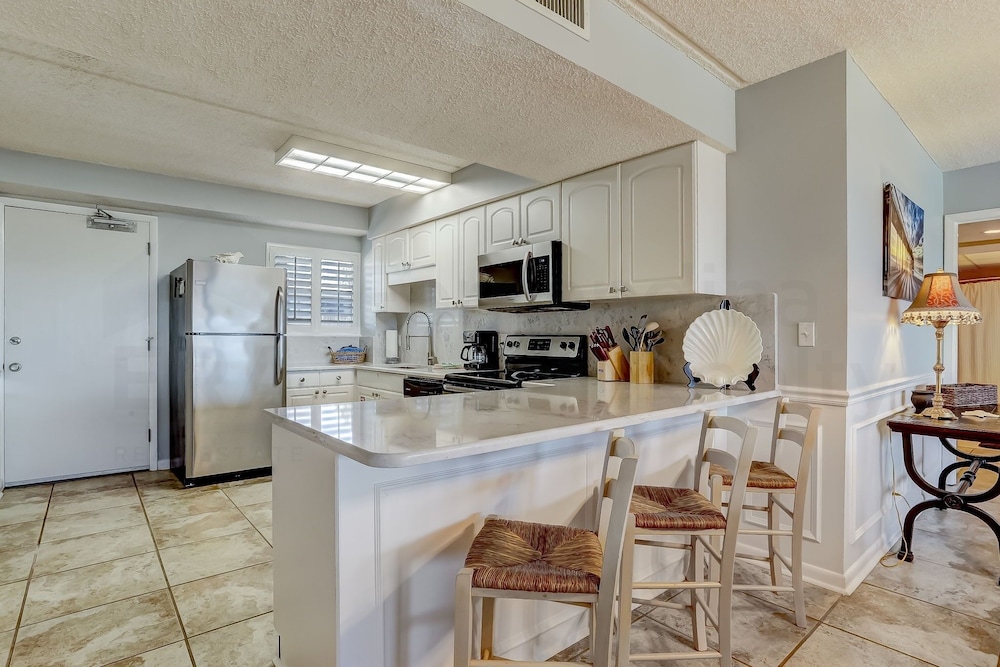 Fernandina Beach Vacations - Enchanting Ground Unit Condo Few Steps Away from the Ocean Side by RedAwning - Property Image 12