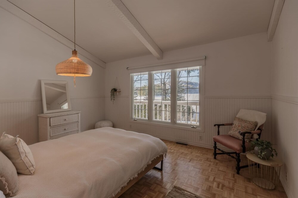 The Otter Lakehouse - Beautiful Cottage on the Lake With Lake Sports Included