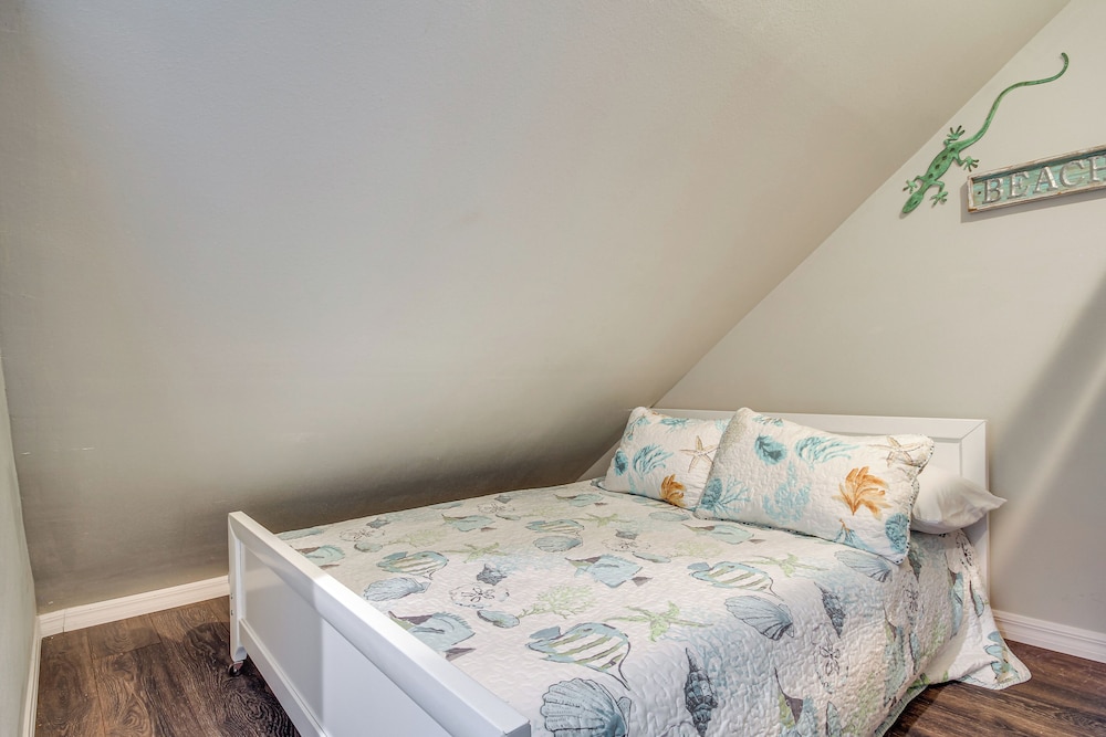 < 1 Mi to Waveland Beach: Spacious Family Home