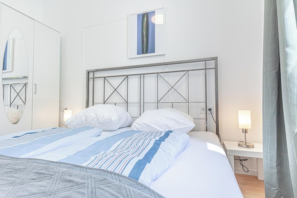 6BR Apt with Garden near Danube